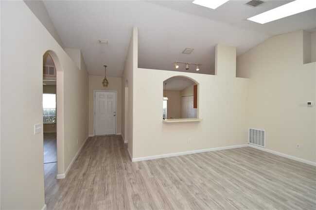 Building Photo - 15 White Deer Ln