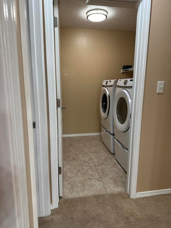 Building Photo - 10812 Fort Point Ln NE