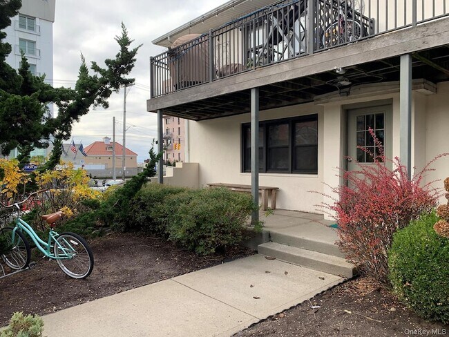 Building Photo - 65 W Broadway