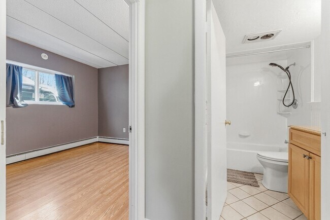 Building Photo - 1011 Main St