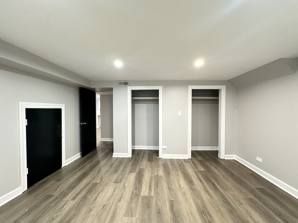Building Photo - 2617 W Rascher Ave