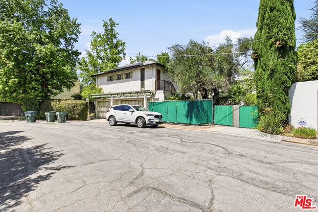 Building Photo - 484 Prospect Terrace