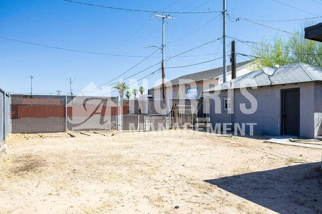 Building Photo - Beautifully Updated Studio Space with Private Entrance