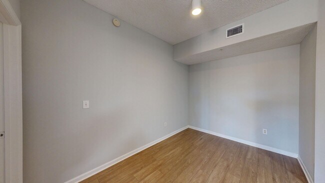 Building Photo - Nice 2 bedroom, 2 bathroom condo in the he...