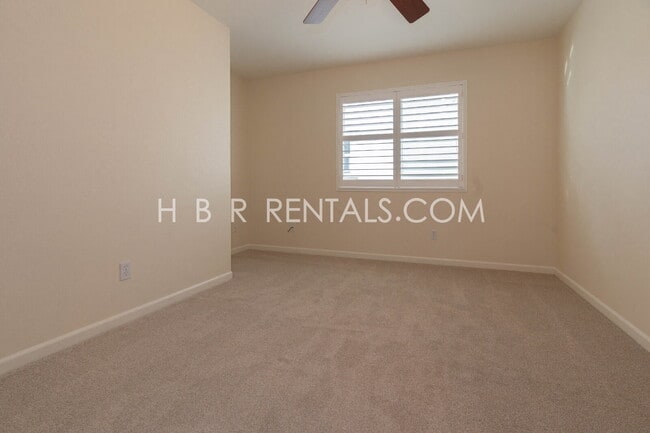 Building Photo - Comfort, Convenience & Space — Tracy Living at Its Best