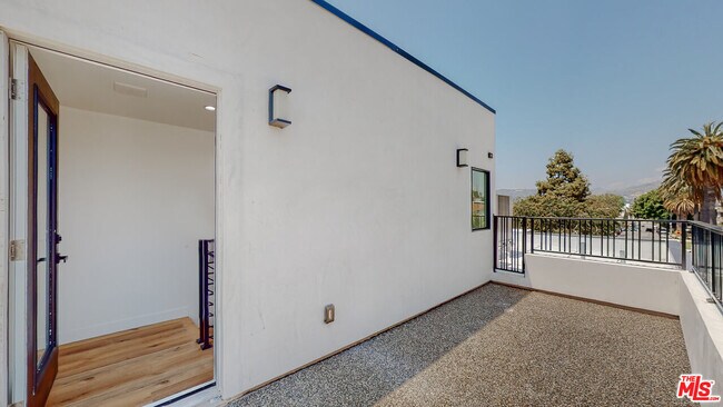 Building Photo - 4462 W Maplewood Ave