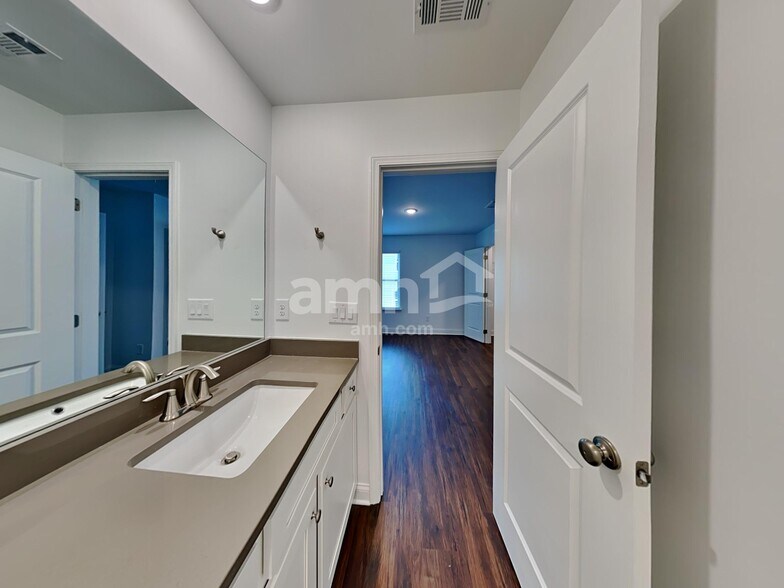 Building Photo - 204 Chase Ln