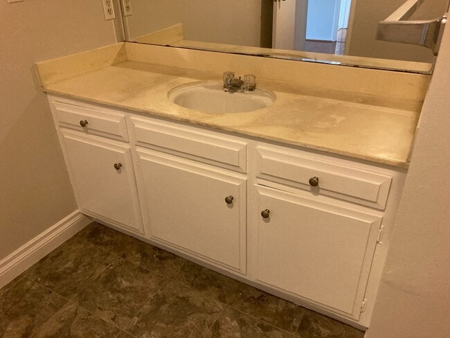 Building Photo - Fox Hills 2 Bd Condo *$500.00 Off First Month's Rent!*