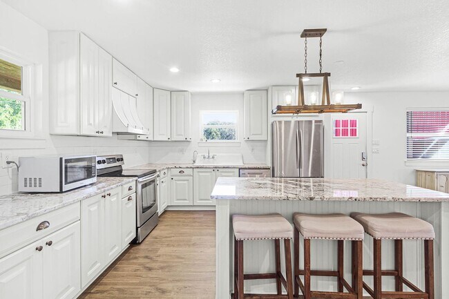 Building Photo - New Rental!
