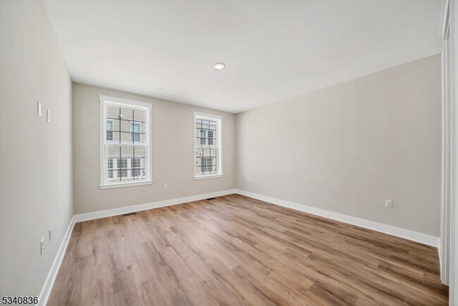 Building Photo - 105 Iris Ct