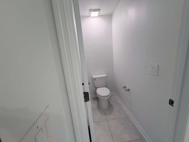 Building Photo - Available for Rent 5 spacious bedrooms and 2.5 bathrooms