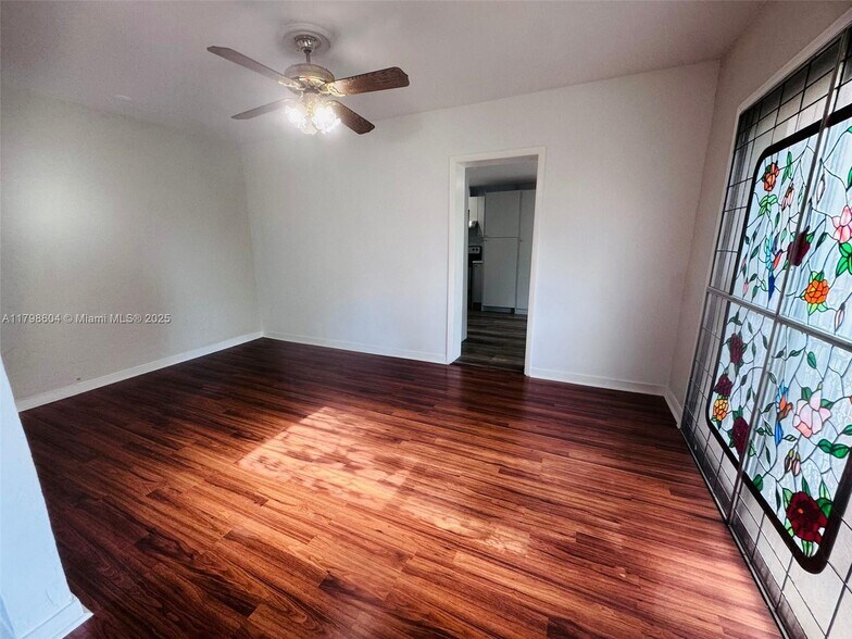 Building Photo - 311 SW 49th Ave
