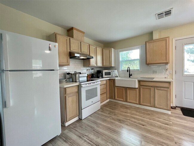 Building Photo - 1116 Lake St