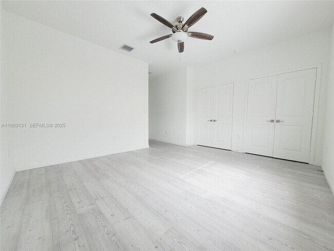 Building Photo - 541 NE 4th Ln