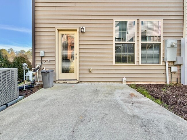 Building Photo - Updated 3BR Townhome | Community Pool, Gym, Pickleball, & Tennis Courts | Easy RTP Access