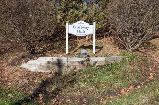 Building Photo - 8 Driftway Rd