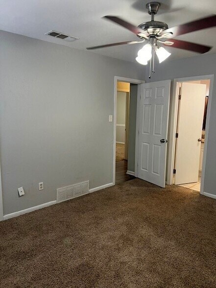 Building Photo - 2501 White Oak Ln