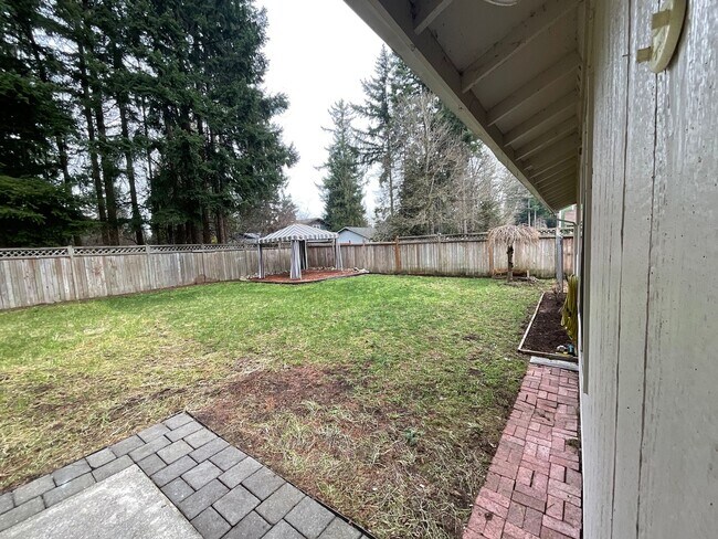 Building Photo - Beautiful 3 Bedroom 2 Bath Home at Lawrence Lake!