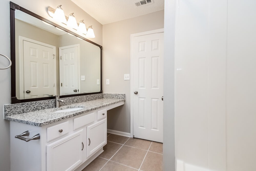 Building Photo - 630 W Manor