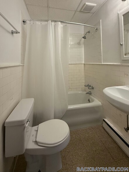 Building Photo - 405 Beacon St