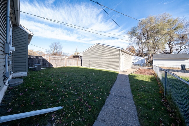 Building Photo - 3531-2 1/2 2 1/2 St NE