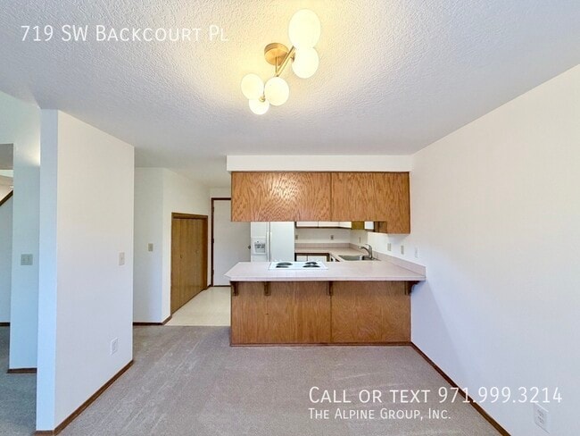 Building Photo - 719 SW Backcourt Pl