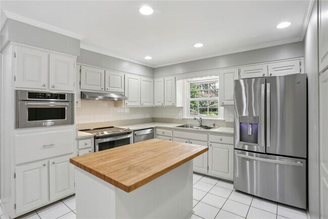 Building Photo - 5224 N Peachtree Rd