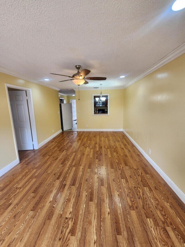 Building Photo - 5231 Pine Abbey Dr S