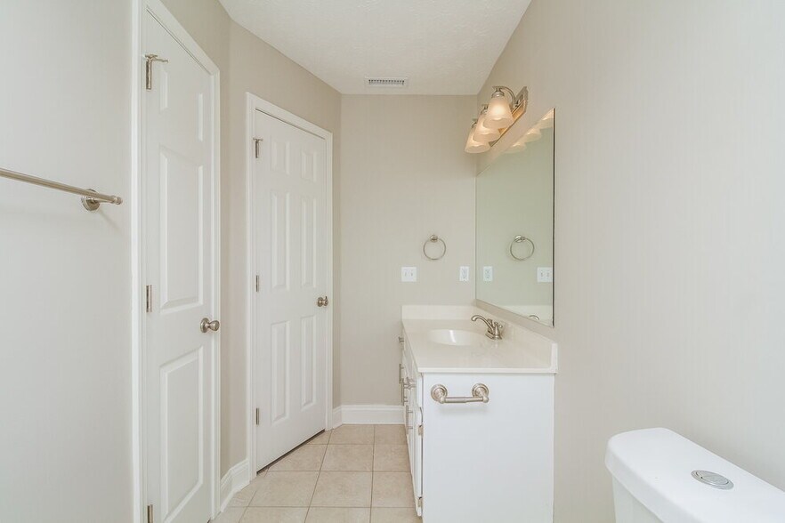 Building Photo - 713 Almondwood Pl