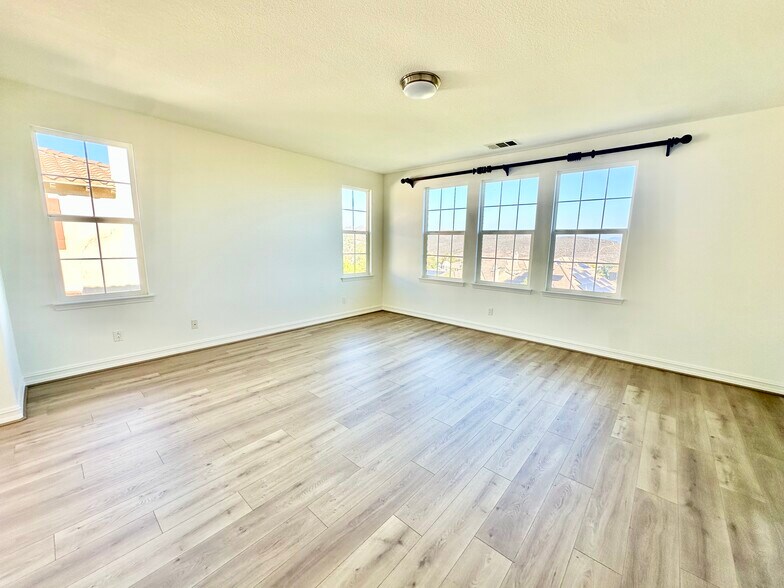 Building Photo - 1976 Lakota St