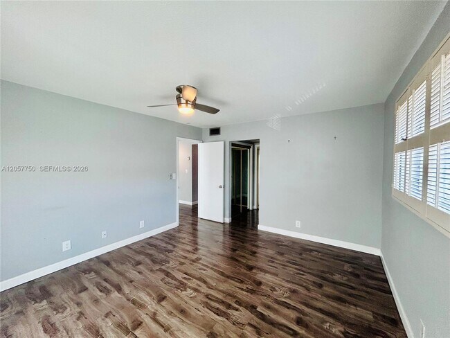 Building Photo - 2300 Park Ln
