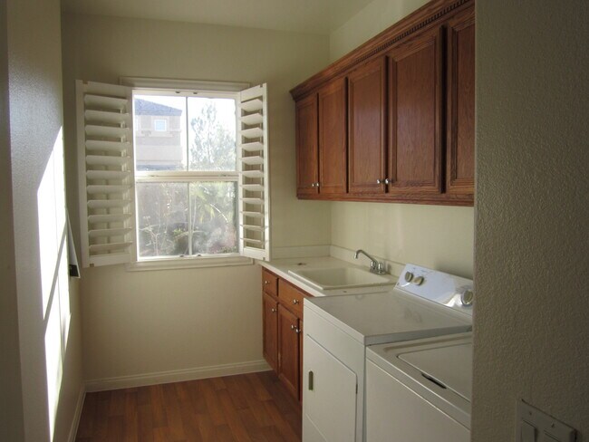 Building Photo - (RENT INCLUDE SOME UTILITIES)3 Bedroom in ...