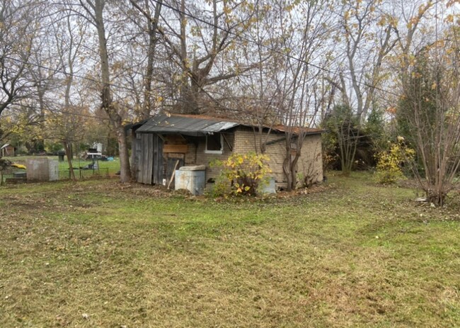 Building Photo - Price Drop!!! Tucked In! $195 Month / $300...