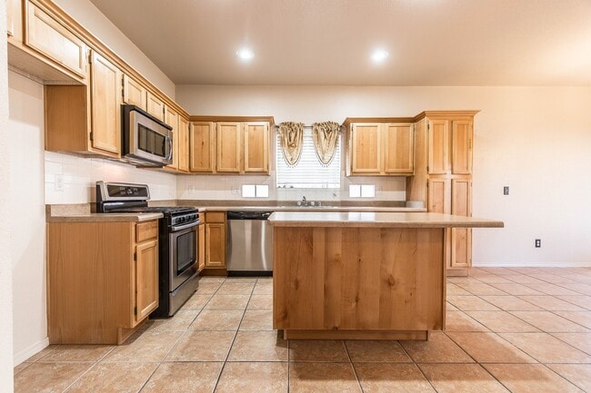 Building Photo - Gorgeous 4 bedroom 2.5 bath home in NorthEast El Paso!!