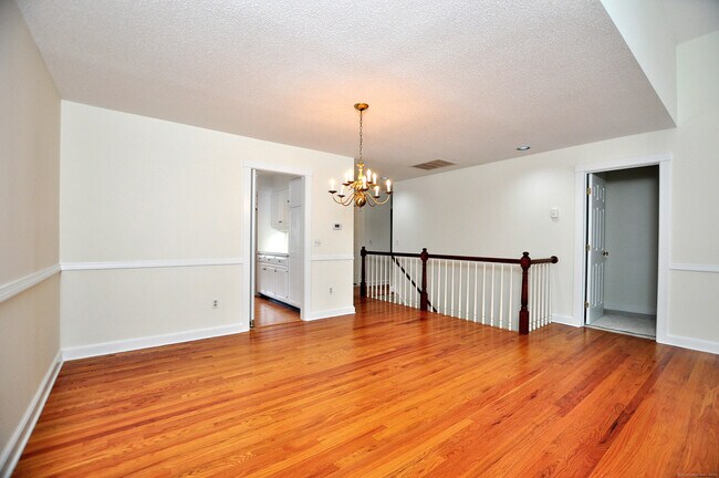 Building Photo - 8 Dickinson Ct