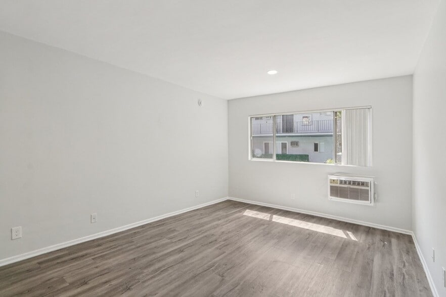 Interior Photo - 4950 Coldwater Canyon