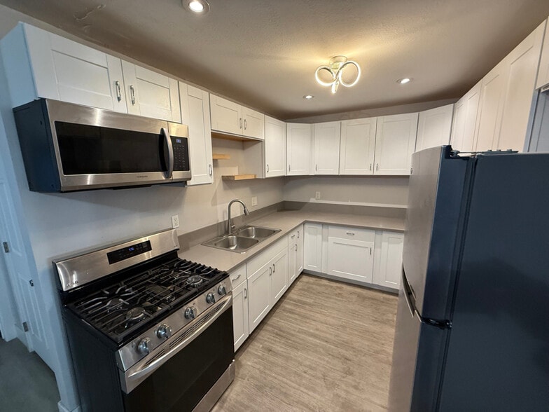 Building Photo - 12426 S Vermont Ave