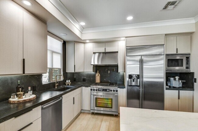Building Photo - 4909 N Woodmere Fairway