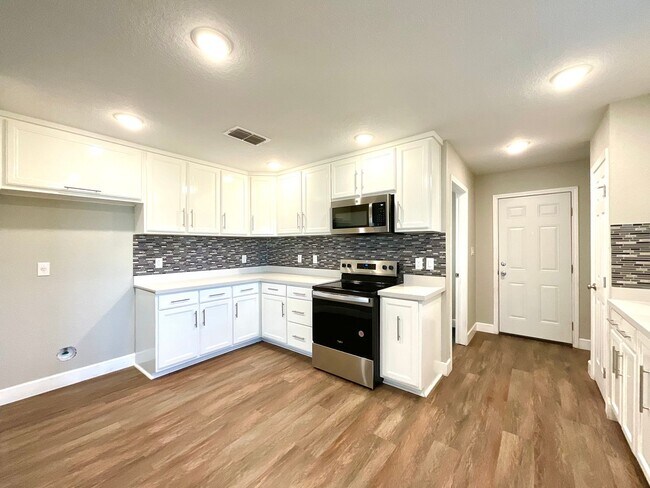 Building Photo - Modern Home With Covered Patio & Fenced Yard!