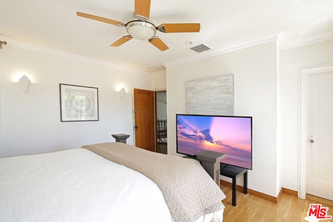 Building Photo - 6538 Cahuenga Terrace