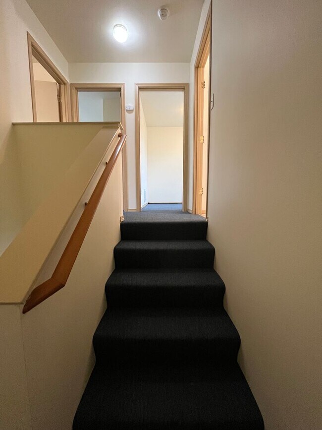 Building Photo - Three Bedroom Townhouse Style Unit