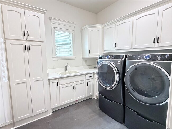 Building Photo - 609 SE Hendrix St