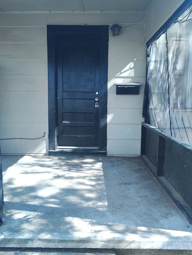 Building Photo - 3 Bedroom  1 bathroom  Home