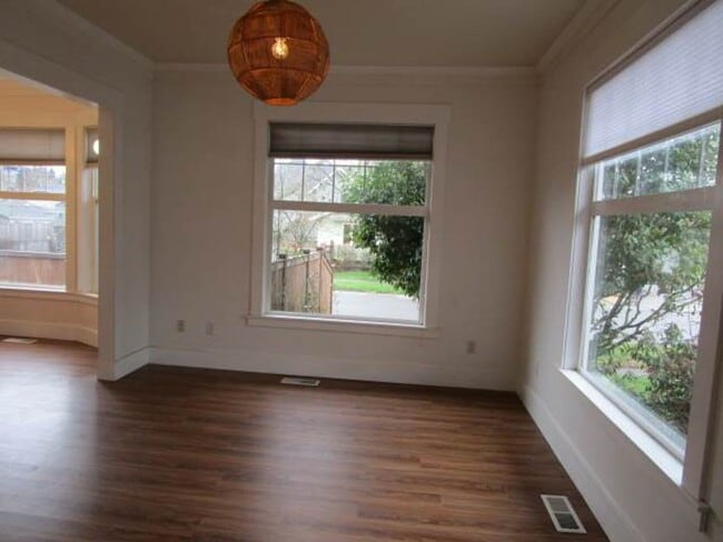 Building Photo - Charming 3 Bedroom Craftsman in North Tacoma