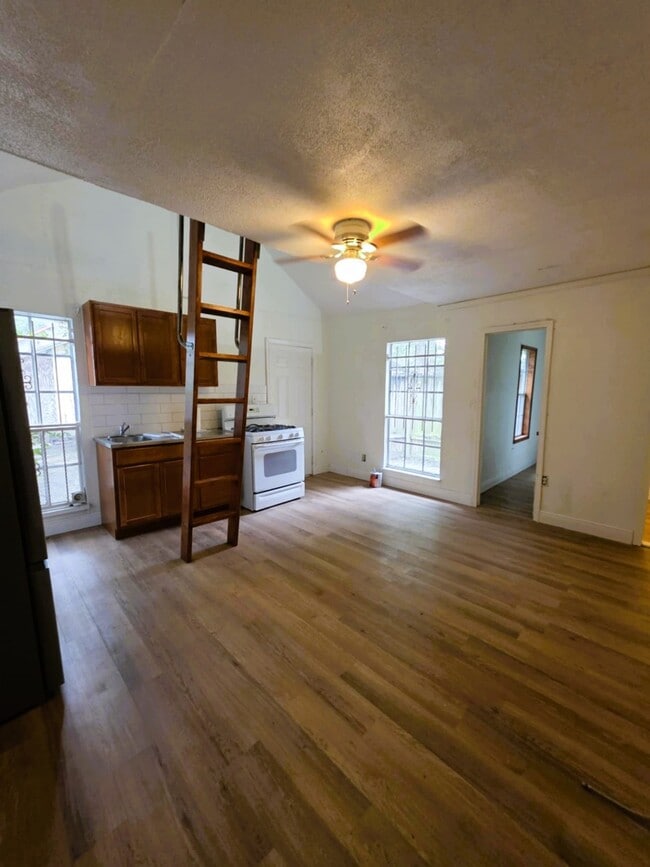 Building Photo - 6219 Saxon Dr