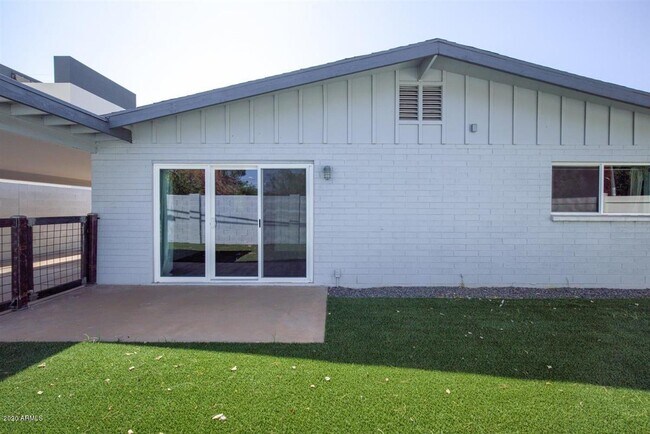 Building Photo - 3140 E Glenrosa Ave