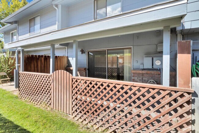 Building Photo - 2 Bedroom Condo near CMU