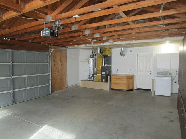 Building Photo - Quiet Court Location