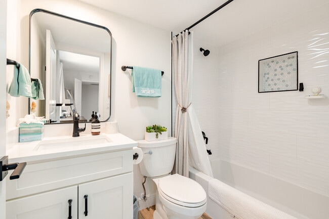 Building Photo - 825 Center St