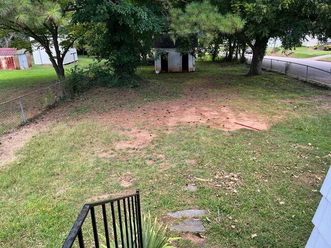 Building Photo - 2 Bedroom 1 Bath House Available to Rent f...